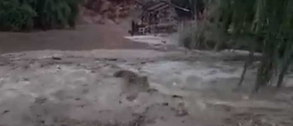 Rescataron a una familia arrastrada por la crecida en el dique Cipolletti