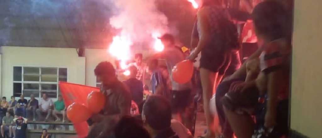 River no es el único caso: en Mendoza metieron bengalas en un partido