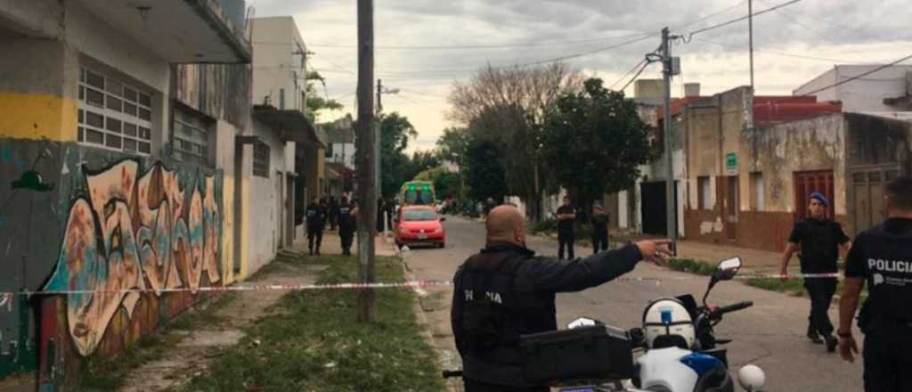 Un ex policía le disparó a su pareja, mató a su hijo y se atrincheró