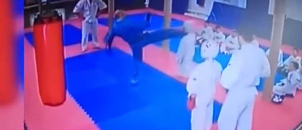 Video: profesor de artes marciales pateó en la cabeza a un nene de 9 años