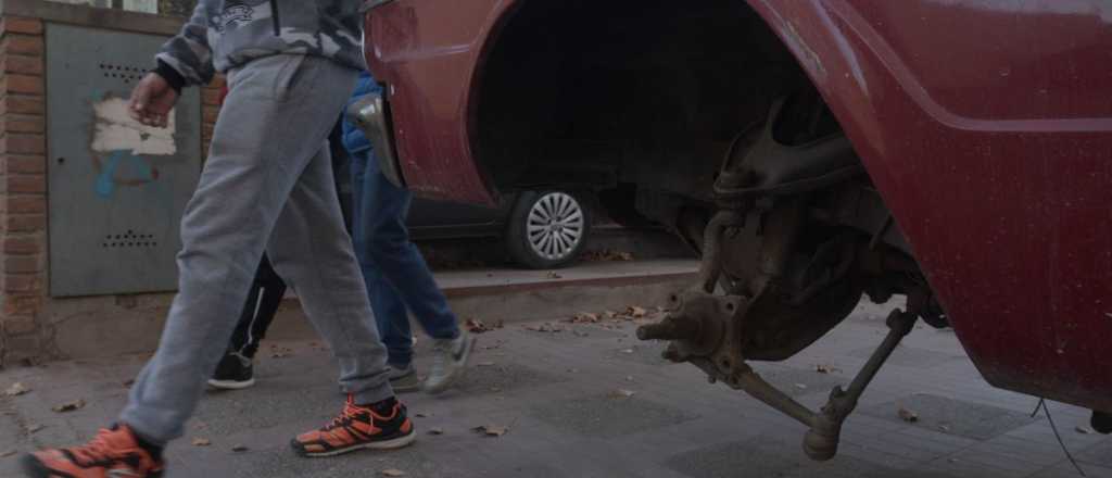 Así roban ruedas en Godoy Cruz