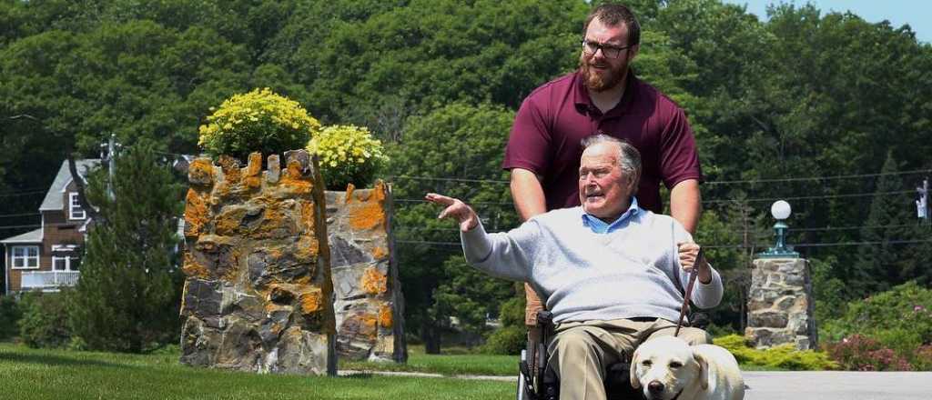 La emocionante foto del perro de George H. W. Bush junto a su ataúd 