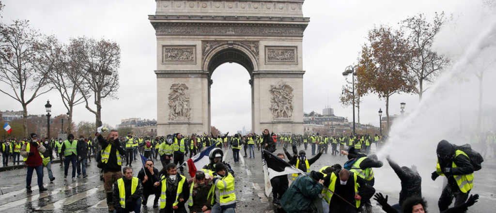Luego de las protestas, Francia suspende el aumento de combustibles