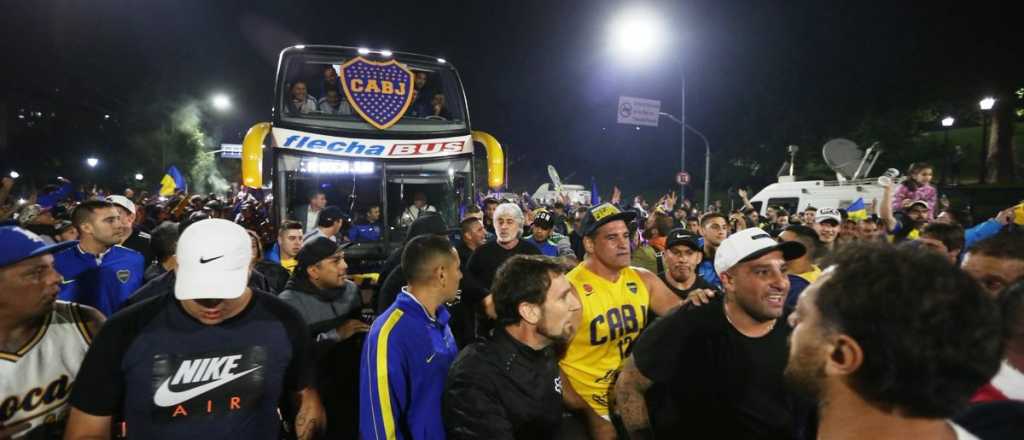 Ins&oacute;lito: el micro de Boca escoltado por el jefe de la barra