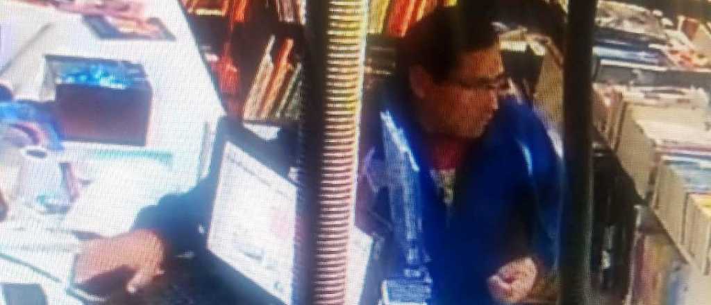 Video: así robó un celular en una librería mendocina