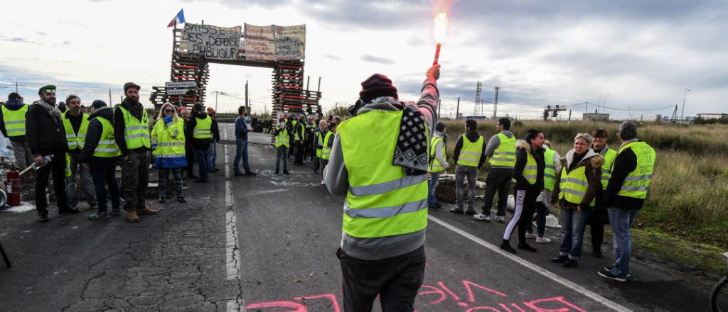 Incendios y represión en la nueva marcha de los chalecos amarillos en Francia