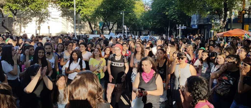 Silbatazo en Plaza Independencia contra la violencia sexual