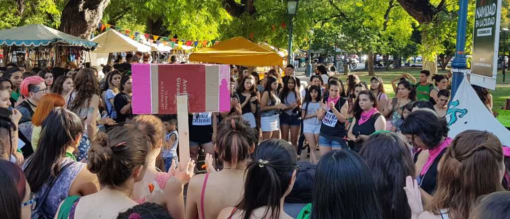 Video: un hombre atacó la reunión de mujeres contra la violencia sexual