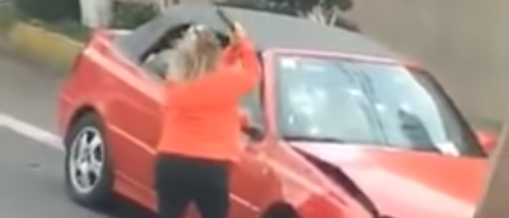 Video: una mujer destrozó el auto de otra tras una discusión vial
