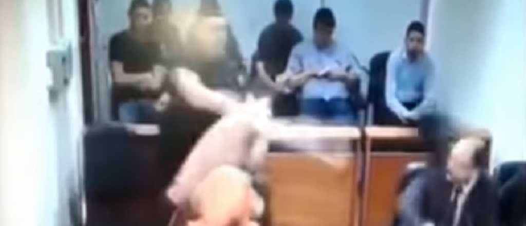 Video: Un preso le tiró un tacho por la cabeza al fiscal en plena audiencia 