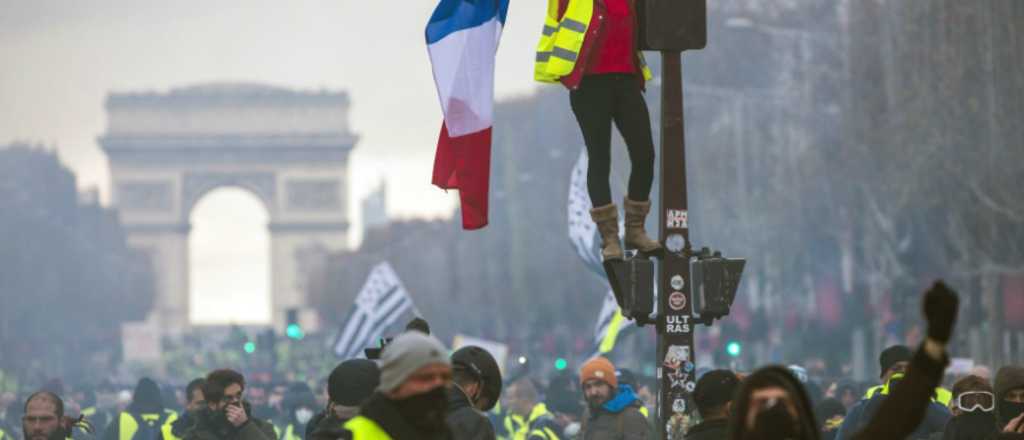 Arrestaron a un líder de los "chalecos amarrillos" en París 