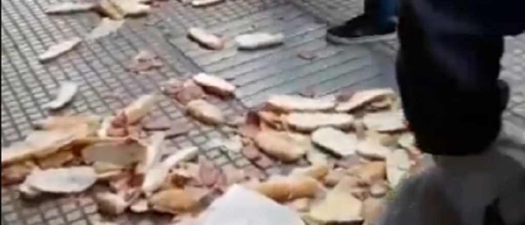 Inspectores le tiraron los sanguches a una vendedora ambulante