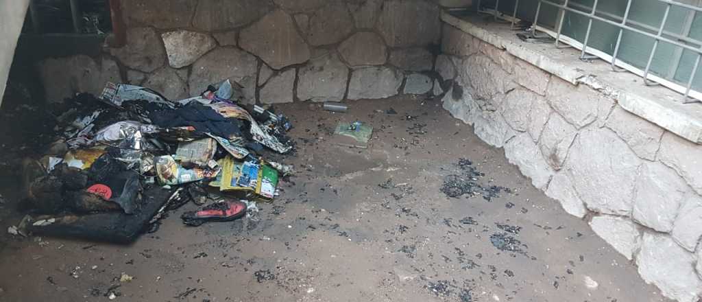 Le quemaron las pertenencias a un indigente en pleno centro