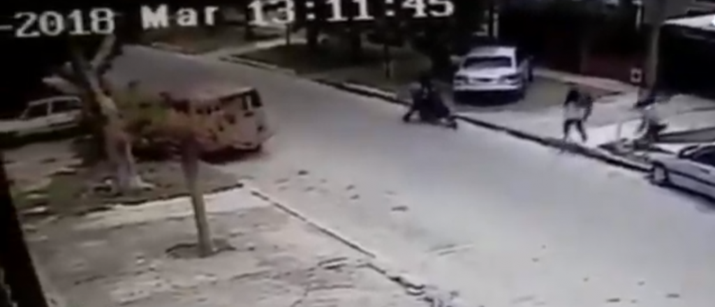 Video: dos hermanas corrieron a un motochorro a piedrazos en La Plata
