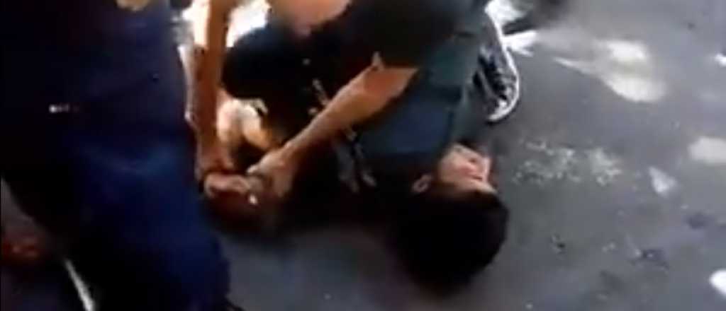 Video: detuvieron a un ladrón en pleno centro y casi lo linchan los peatones