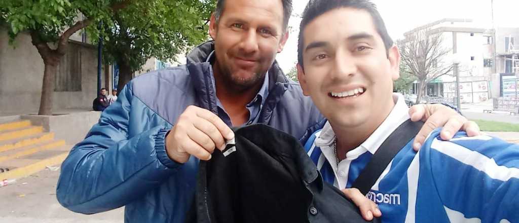 Antes de irse, el ex DT del Tomba le dej&oacute; un regalo muy especial a un hincha