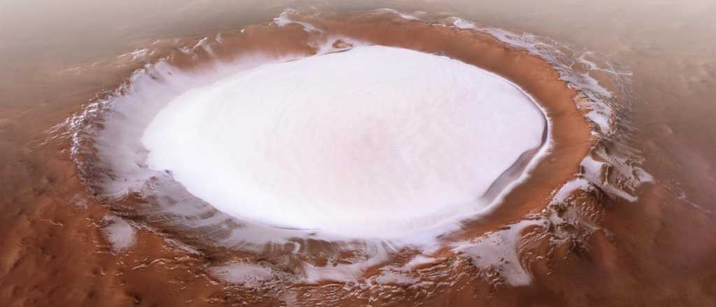 Impresionante foto de un cráter de hielo en la superficie de Marte