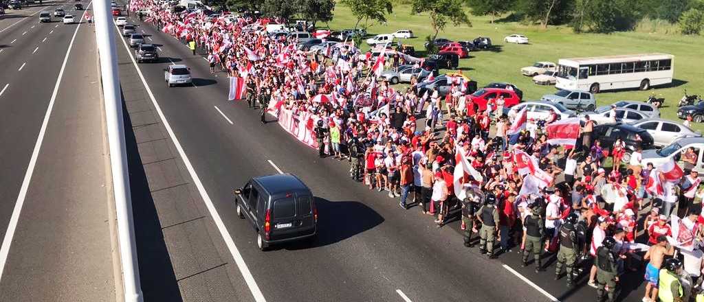 En fotos y videos: as&iacute; fue la caravana de River hasta el Monumental