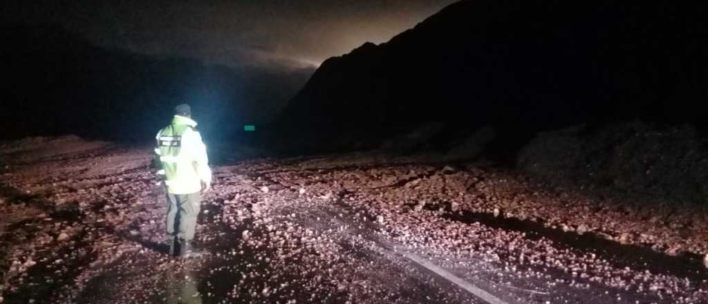 Un alud cay&oacute; sobre ruta 7 en Uspallata 