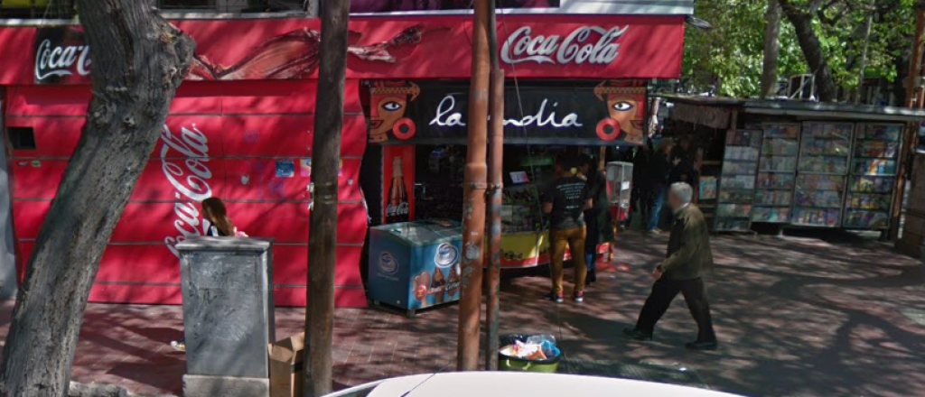 Video: en pleno centro robó en un kiosco y atendió a los clientes