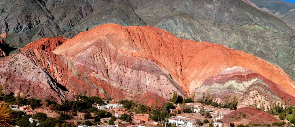 Insólito: un artista dice que compró el Cerro de los Siete Colores de Jujuy