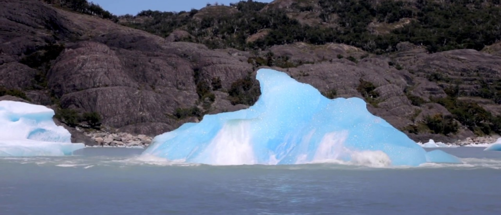 Un cineasta italiano captó un iceberg "bailando" en la Patagonia