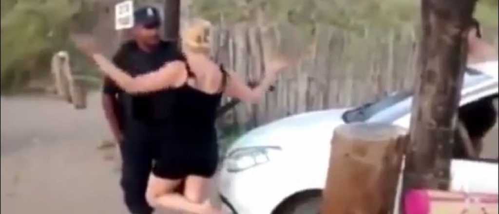Video: una mujer ebria acusó a un policía de abuso para no pagar la multa