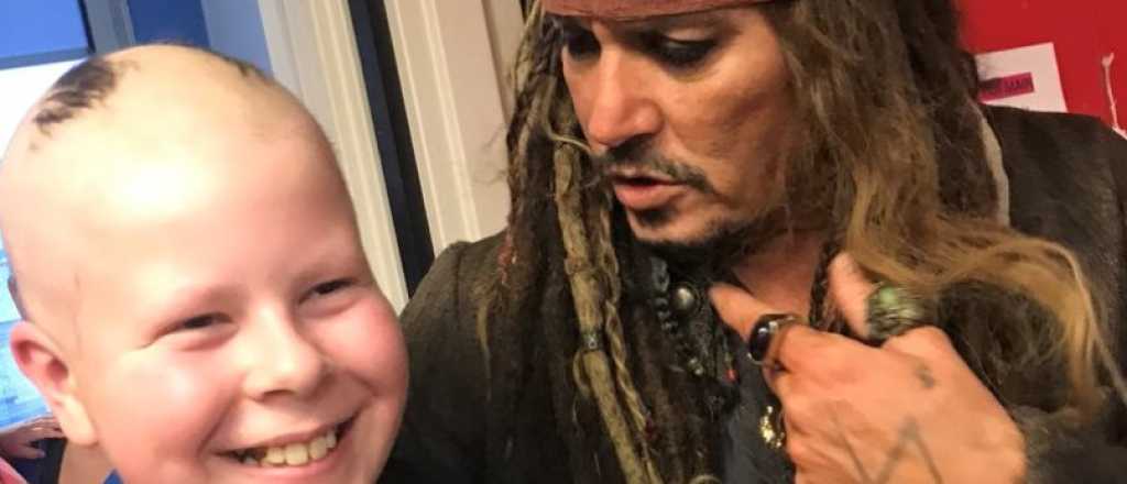 Johnny Depp visitó a niños de un hospital disfrazado de pirata