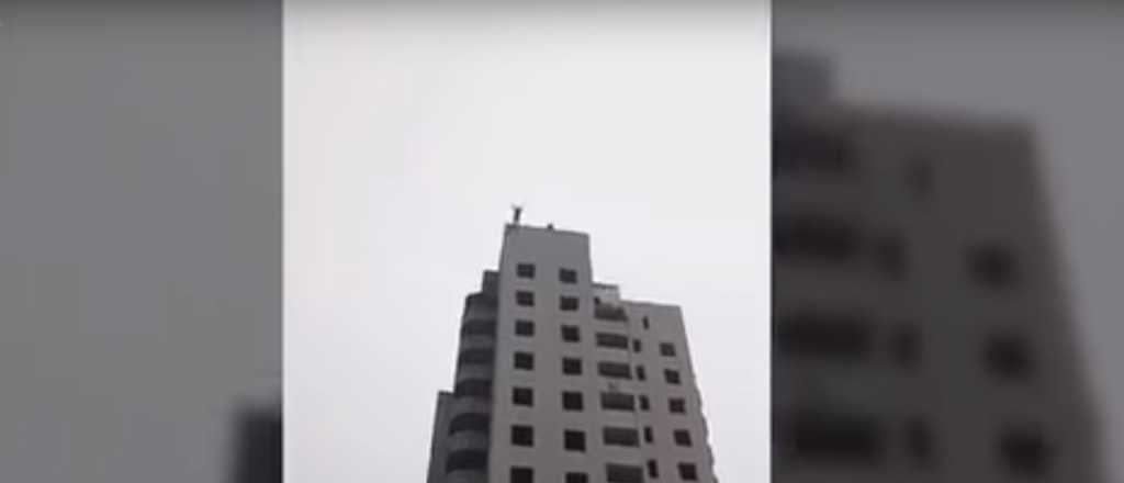 Video: se tiró de un edificio con un paracaídas casero y murió