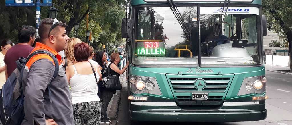 Docentes y celadores podrán viajar gratis en colectivos de Mendoza