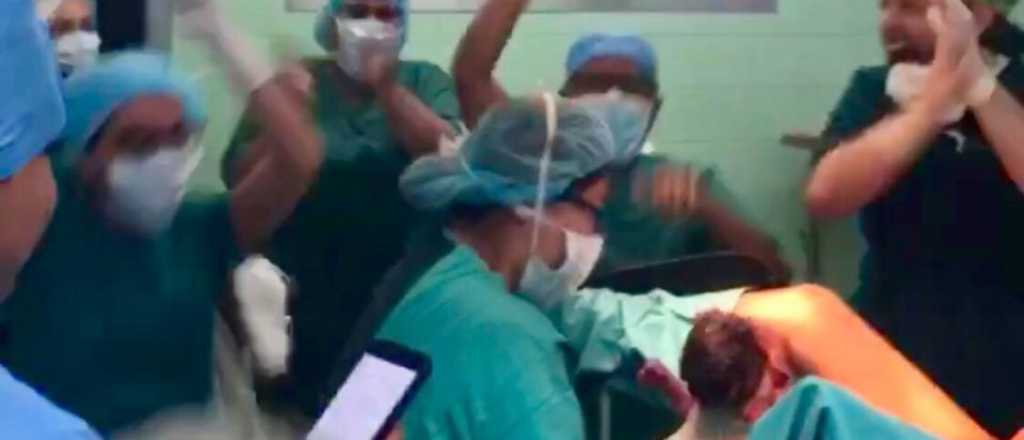 Video: pol&eacute;mico festejo de m&eacute;dicos al nacer el primer beb&eacute; del a&ntilde;o