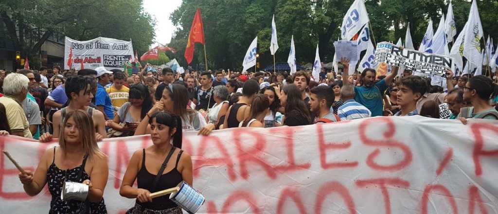 Manifestaci&oacute;n contra el Mendotran en Plaza Independencia