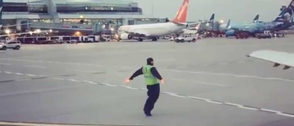 Video: se puso a bailar en la pista de aterrizaje y la rompió