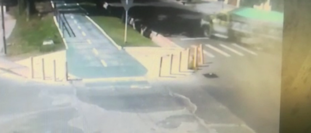 Video: volcó un camión sin frenos en Godoy Cruz