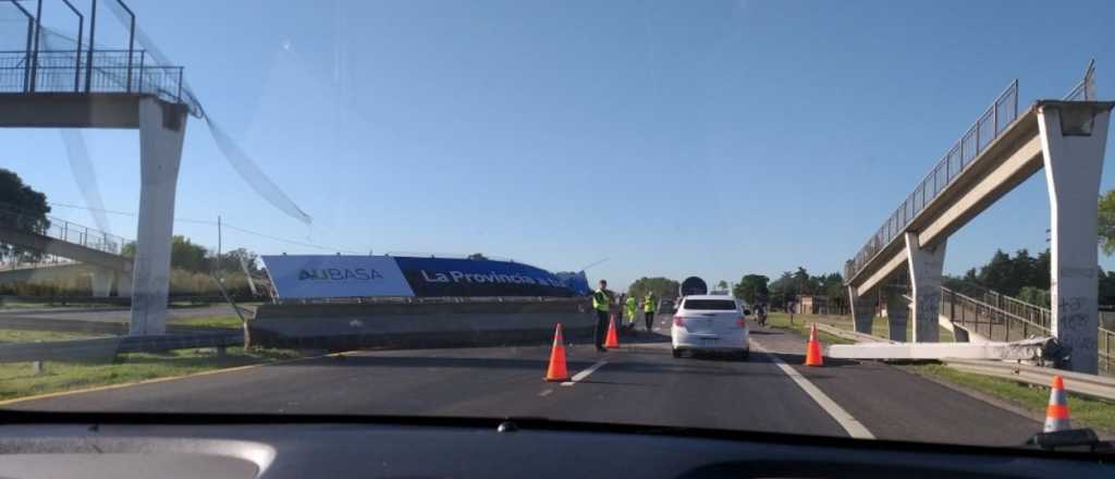 Un camión tiró un puente peatonal sobre Ruta 2 rumbo a Mar del Plata