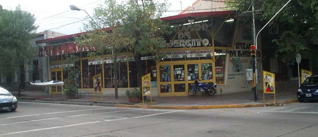 La hist&oacute;rica tienda "Rezagos de Ej&eacute;rcito" cerr&oacute; por la crisis