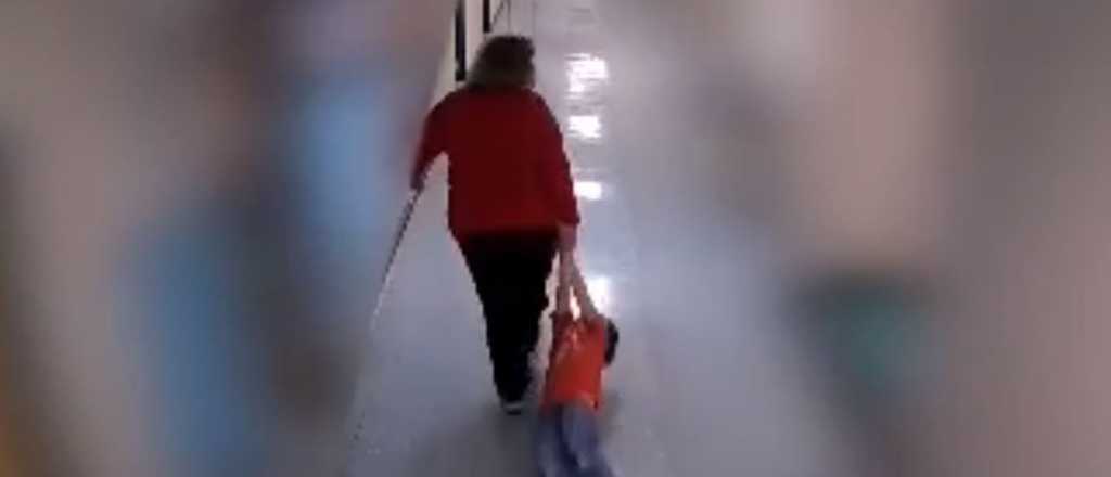 Video: una maestra arrastró por los pasillos a un nene con autismo