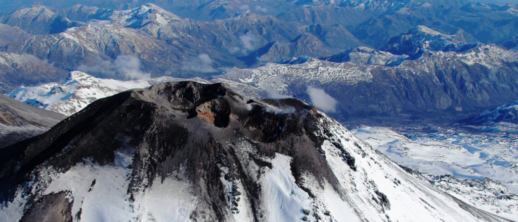 Alerta en Mendoza por la explosión de un volcán en la Cordillera