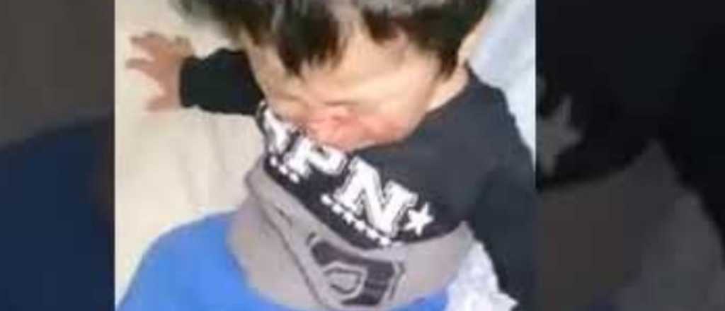 Una mujer se filmó golpeando a su hijo de tres años
