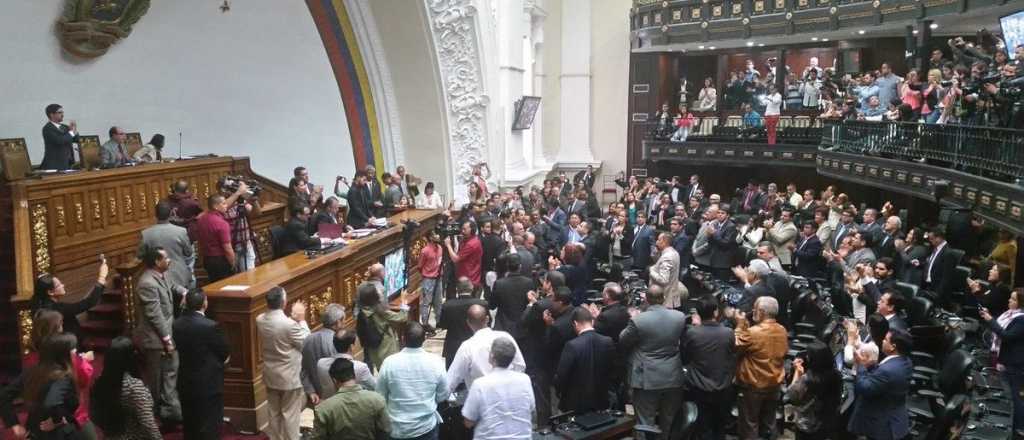 El Parlamento declaró usurpador a Maduro
