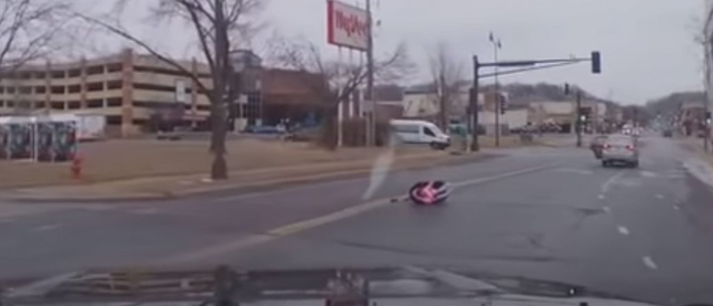 Video: un beb&eacute; cay&oacute; de un auto y salv&oacute; su vida milagrosamente