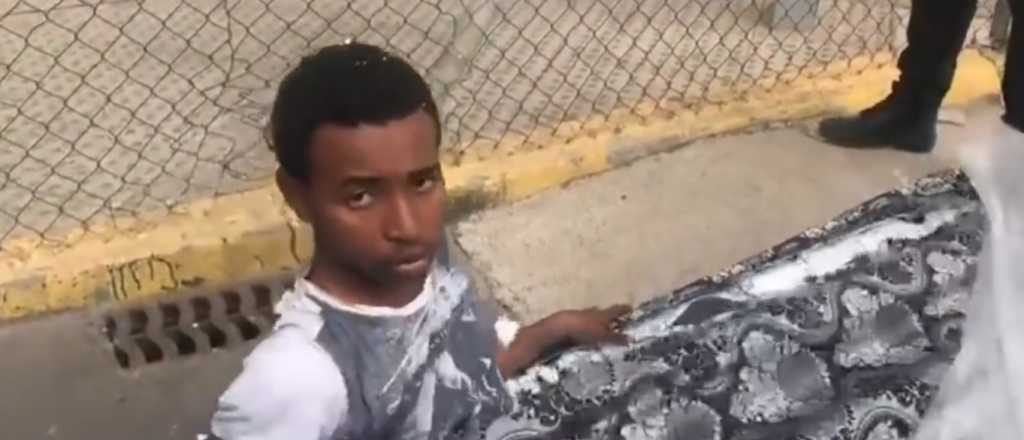 Video: encontraron a dos inmigrantes escondidos en colchones