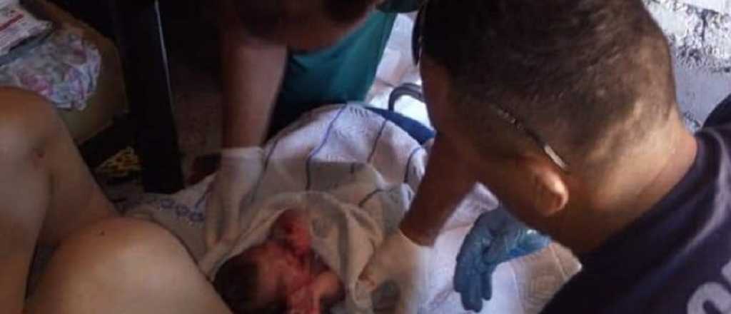 Dos policías ayudaron a una chica a dar a luz a una beba en San Martín