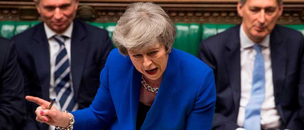 El Parlamento británico decidió que  la primera ministra siga en su cargo