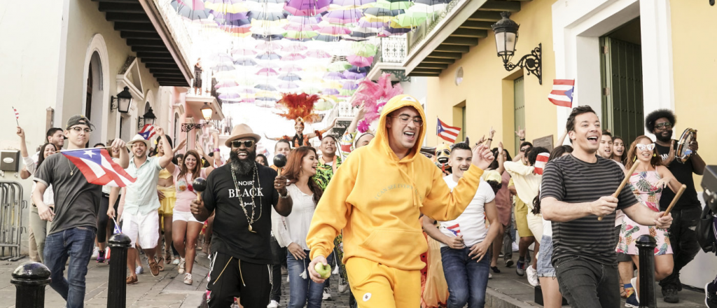 Bad Bunny y Jimmy Fallon provocaron una comparsa en Puerto Rico