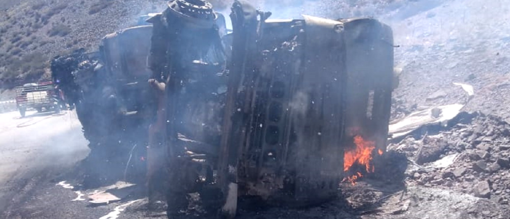 Un camión volcó y se incendió en ruta 7