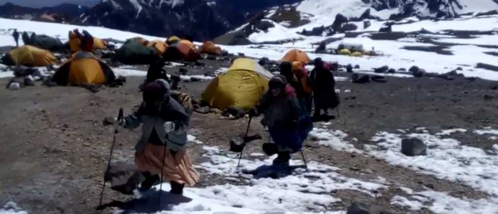 Las "Cholitas escaladoras" van rumbo a la cumbre del Aconcagua