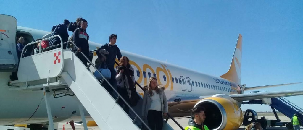Más de 300 alumnos mendocinos viajaron en avión para conocer Argentina
