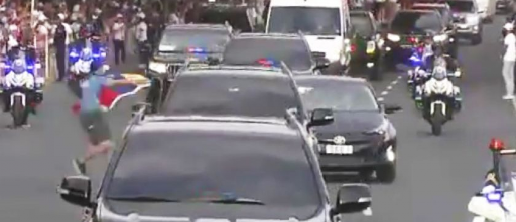 Video: Joven venezolano intentó detener el vehículo donde viajaba el Papa