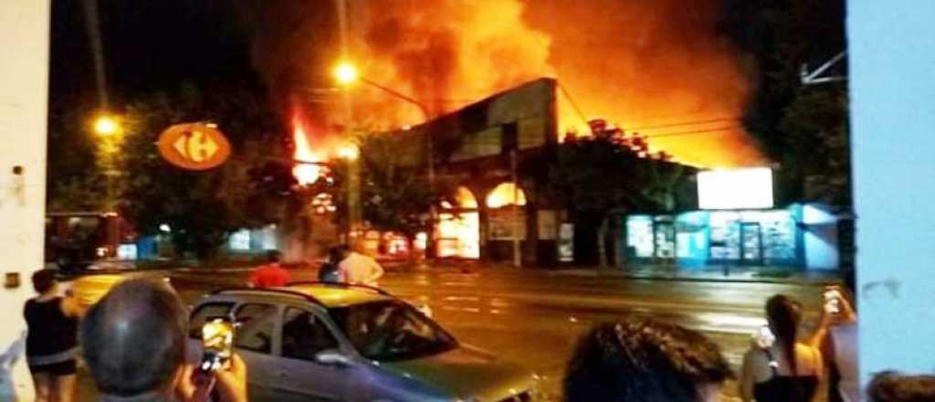 Videos: incendio en el Carrefour de Tunuyán